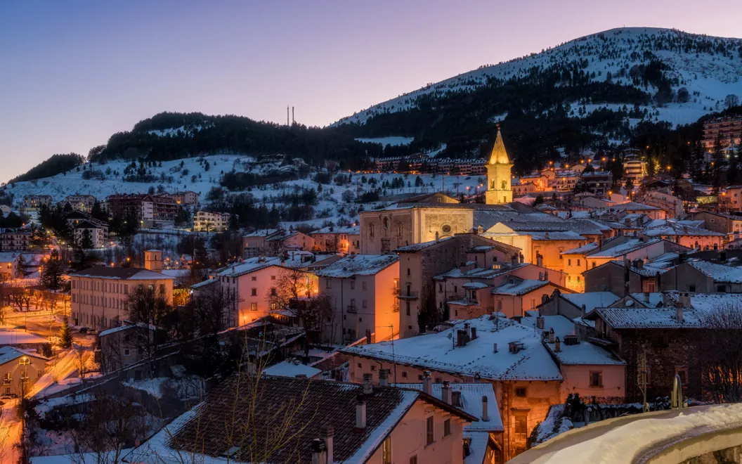 Vista innevata sulle montagne dell'Appennino
