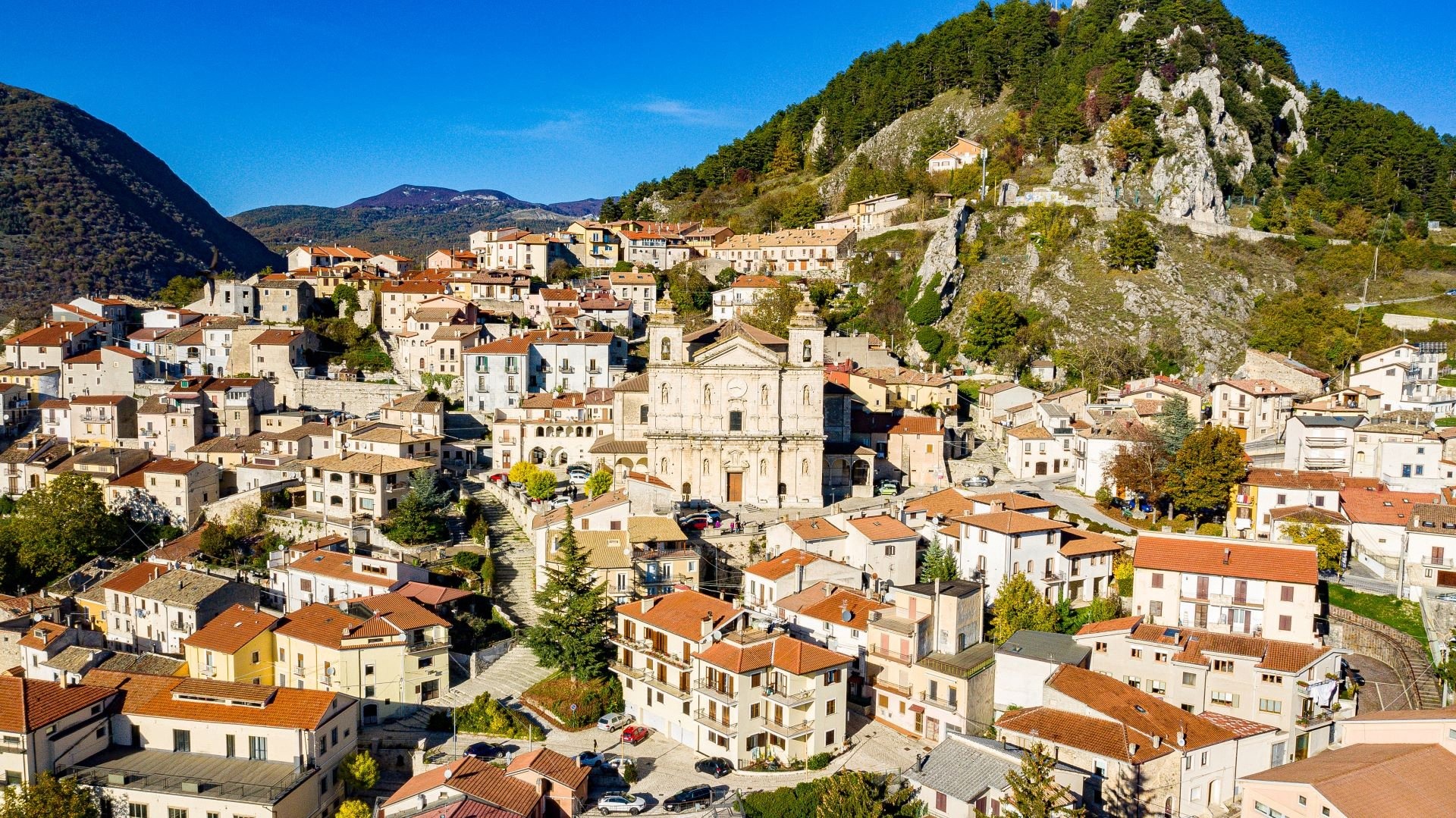 Vista di Castel di Sangro e delle montagne circostanti