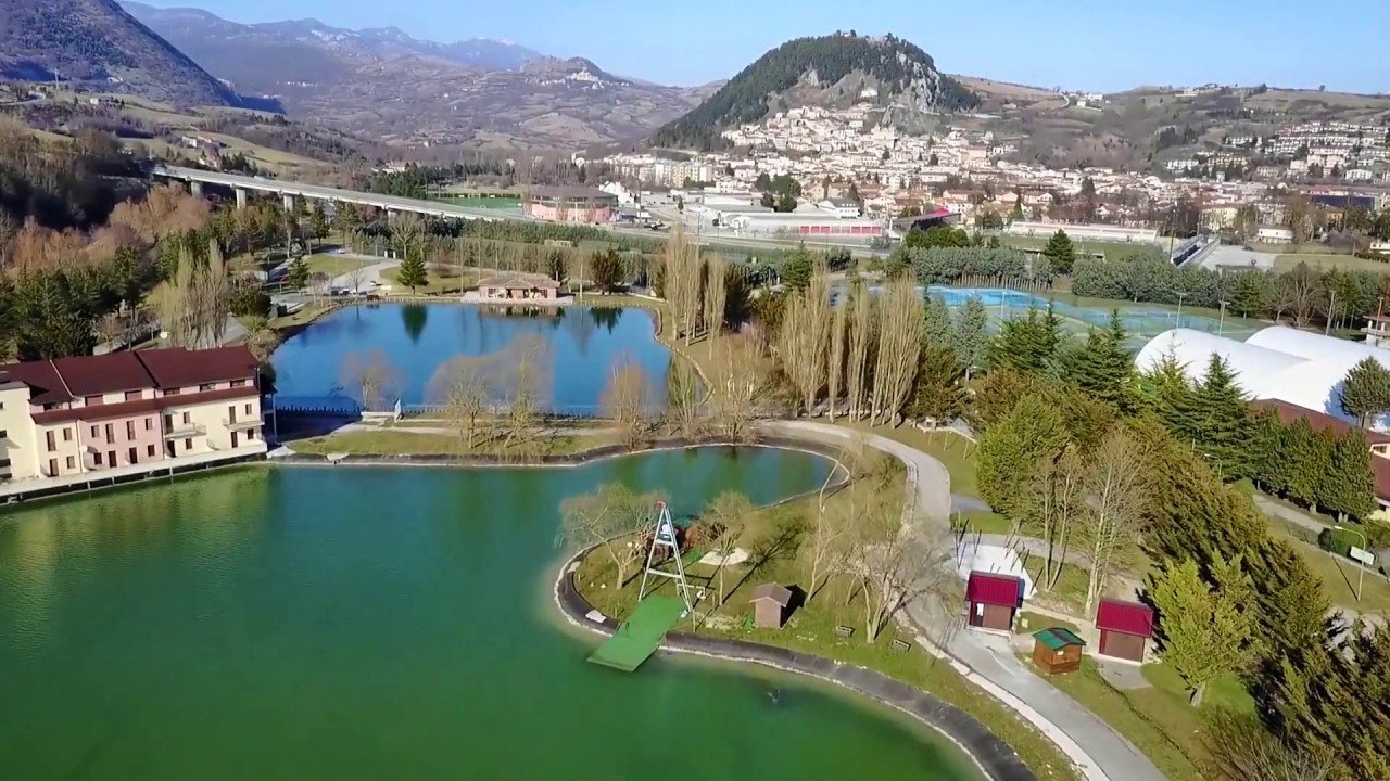 Vista di Castel di Sangro e delle montagne circostanti