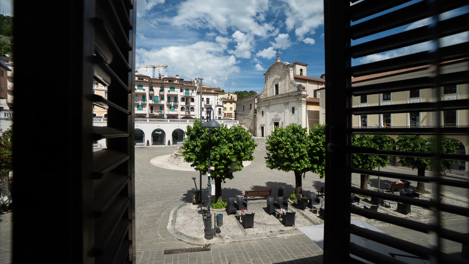 Vista sulla piazza di Castel di Sangro dalla finestra de La Dimora